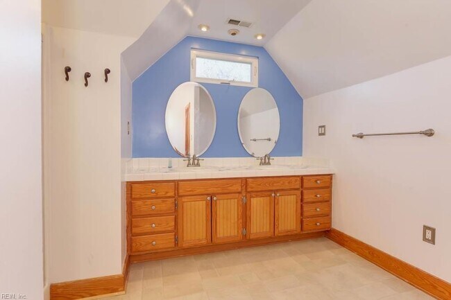 Building Photo - 407 Russell St