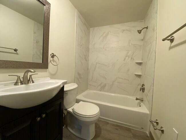 Building Photo - Updated 3 BR Apartment in Fantastic Squirrel Hill Location! CALL TODAY!