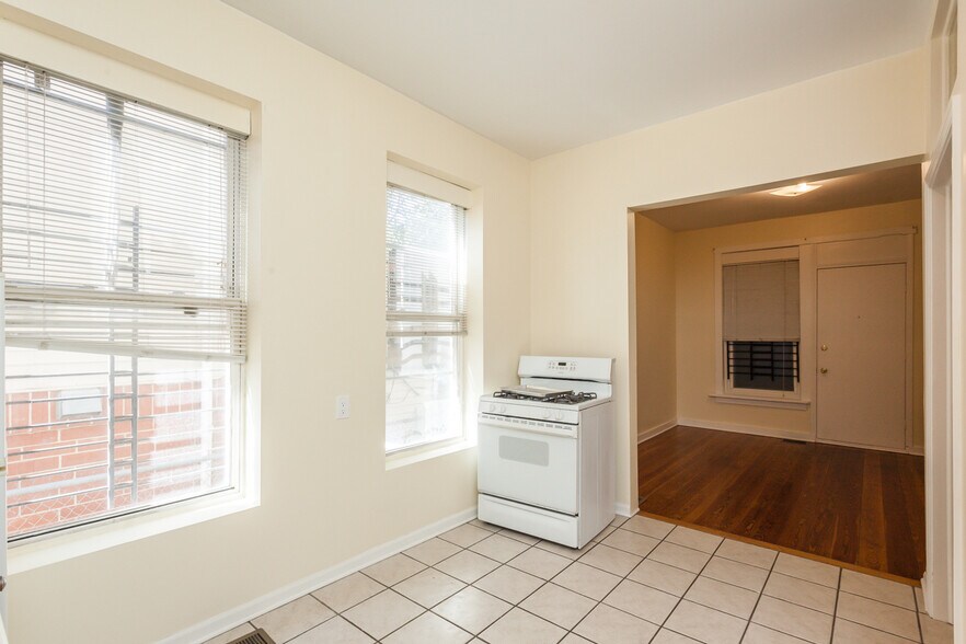 Building Photo - 1310 N Artesian Ave