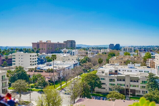 Building Photo - 435 N Oakhurst Dr