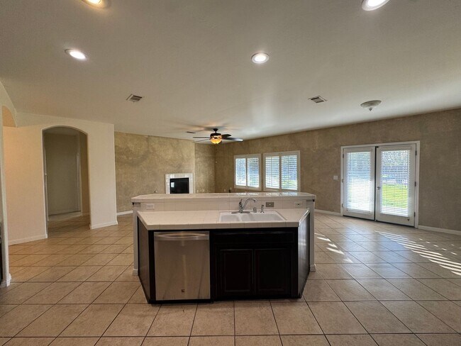 Building Photo - Spacious home with a pool! MOVE IN SPECIAL