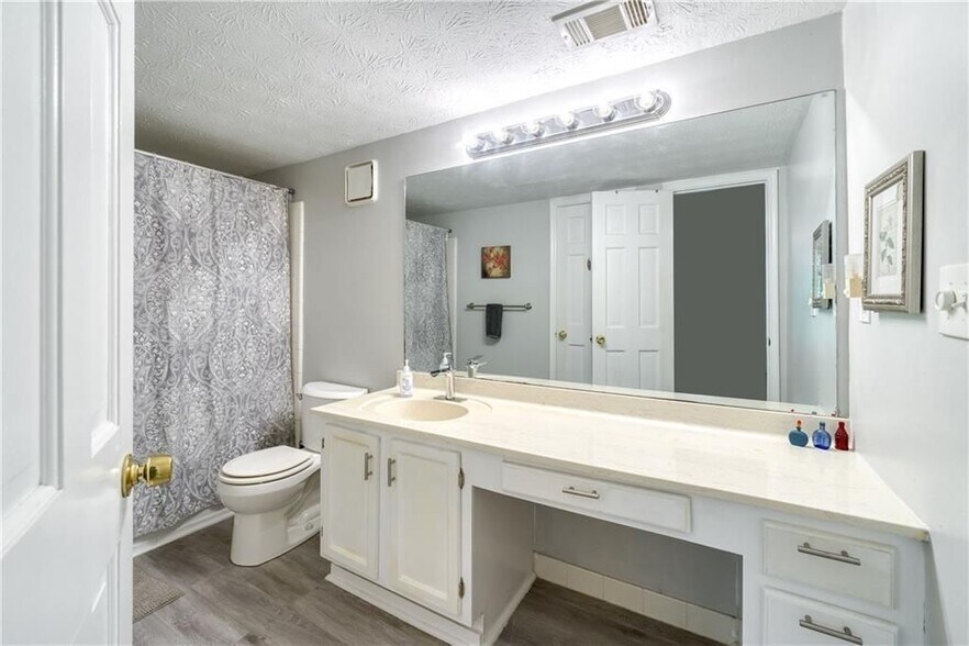 Building Photo - 1445 Oakridge Cir