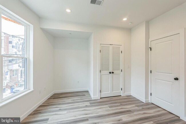 Building Photo - 1526 W Seybert St