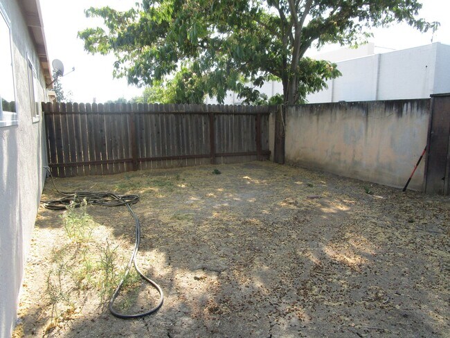 Building Photo - 184 Woodbury Cir