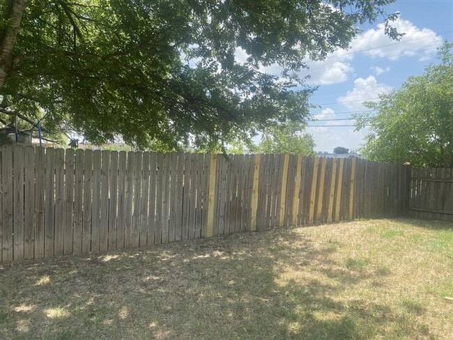Building Photo - GREAT 2/2/1 DUPLEX