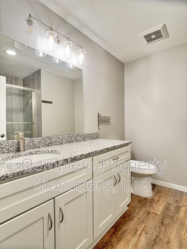 Building Photo - 207 E 4th St