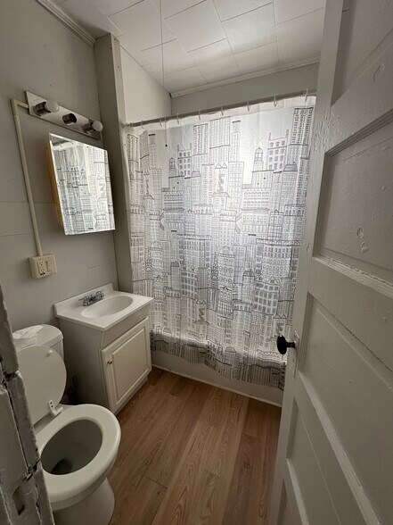 Bathroomroom - 149 Market St