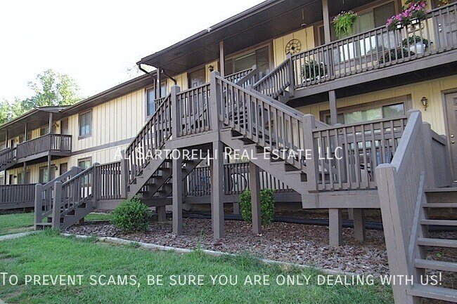 Building Photo - Pet Friendly Condo close to town and ready...