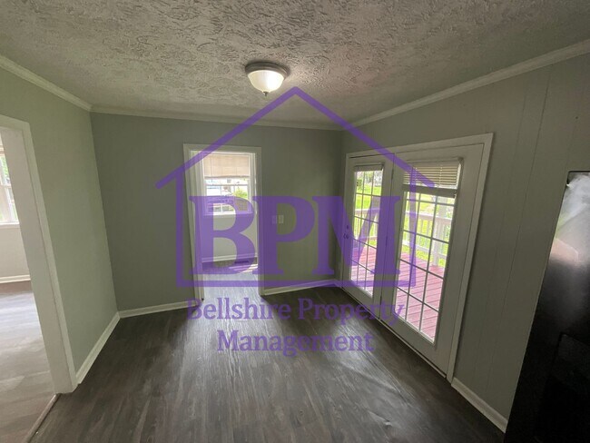 Building Photo - Freshly Updated 3 Bed, 1.5 Bath Home in Cl...
