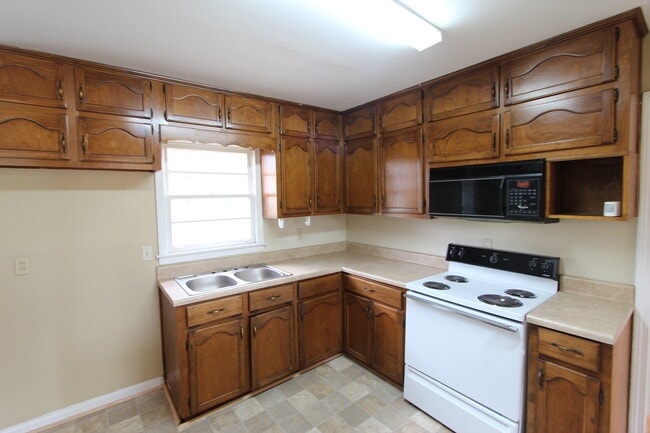 Building Photo - New On The Market!! Will not last long at ...