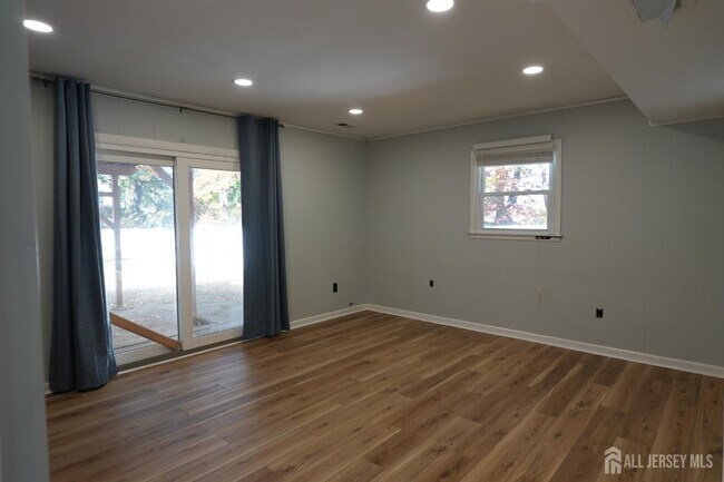 Building Photo - 1355 Axel Ave