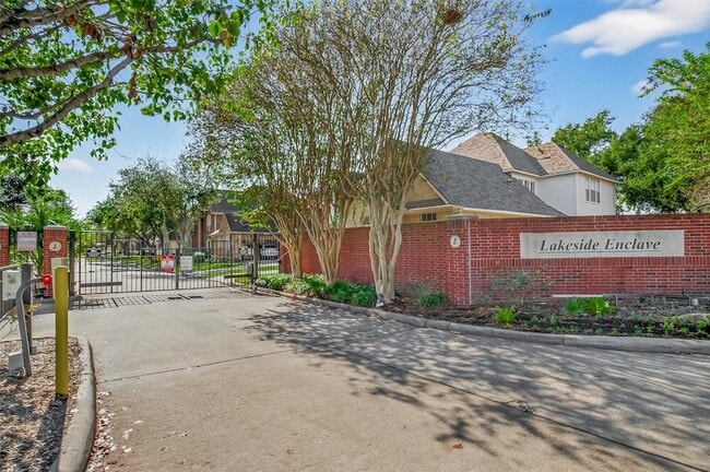 Building Photo - 1762 Lakeside Enclave Dr