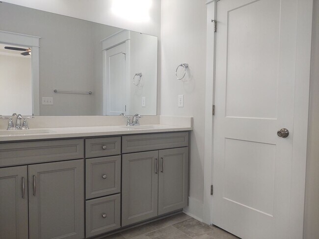 Building Photo - Move-in ready Townhome located in Blanchar...