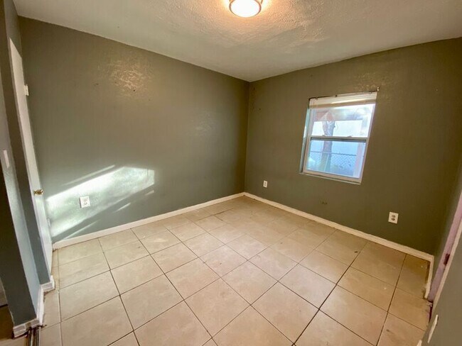 Building Photo - 4246 Minoso St