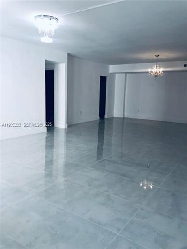 Building Photo - 10185 Collins Ave