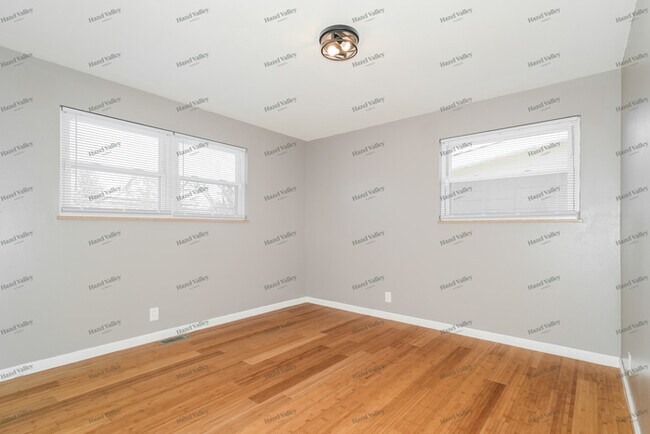 Building Photo - 695 Starlet Dr