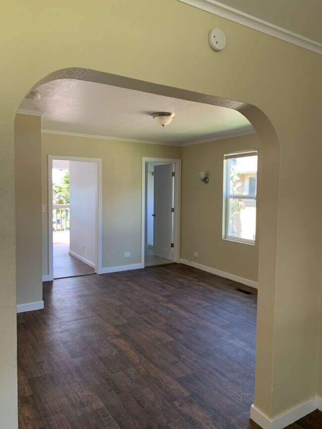 Building Photo - Very Cute 2 bedroom, 3/4 bath updated home...