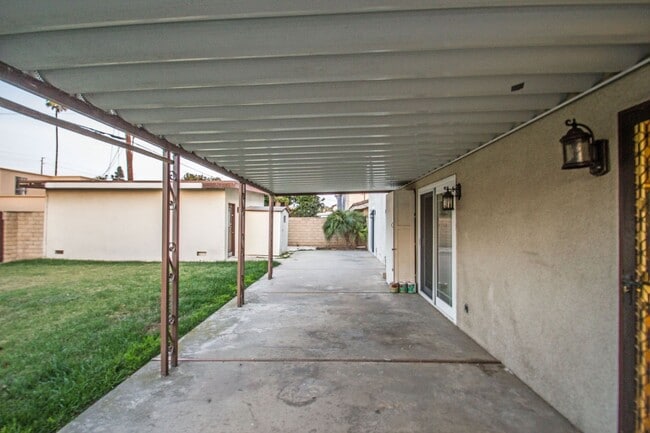 Building Photo - This lovely North Oxnard 4 bedroom 2 bath home with Vintage Oxnard Vides!!! COMING SOON