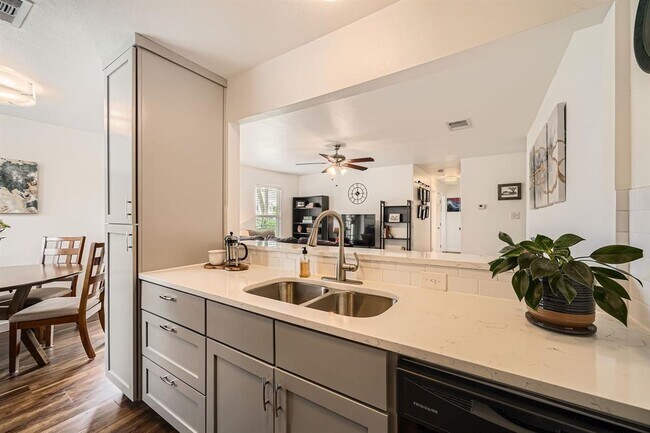 Building Photo - 9705 Oriole Dr