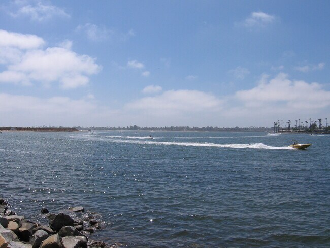 Building Photo - $500 MOVE IN SPECIAL! Large 2 Bedroom, 2 Bath Condo - Walk to Mission Bay!