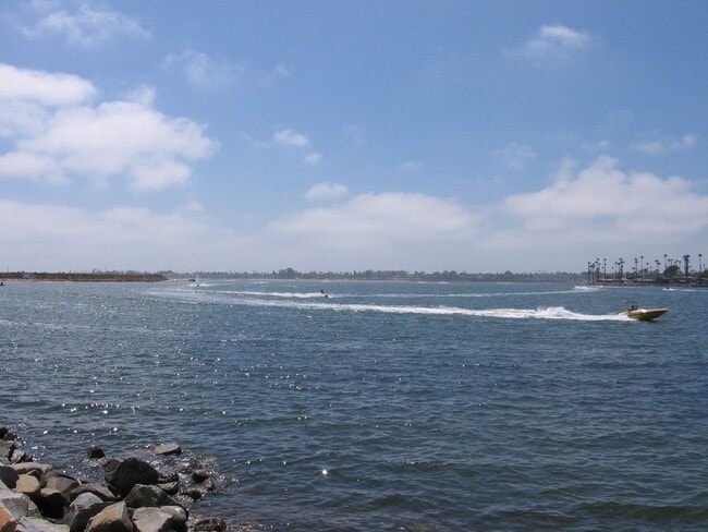Building Photo - Large 2 Bedroom, 2 Bath Condo - Walk to Mi...
