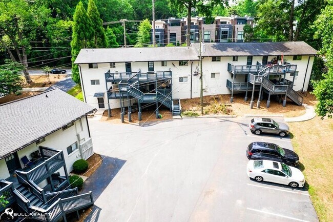 Building Photo - 711 Oakview Rd