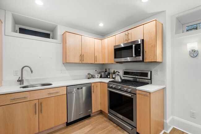Building Photo - 18 Wyman St