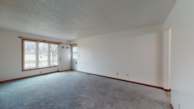 Building Photo - AVAILABLE DECEMBER 16th! Large Duplex in B...