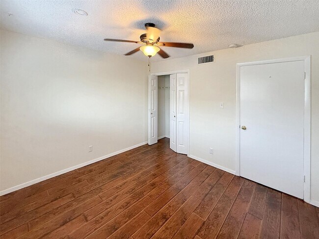 Building Photo - 4811 Live Oak St