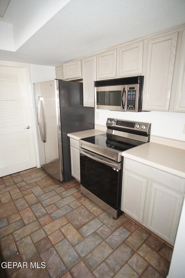Building Photo - 6040 Los Siglos Dr