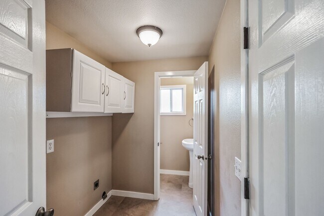 Building Photo - 956 NW Donelson St