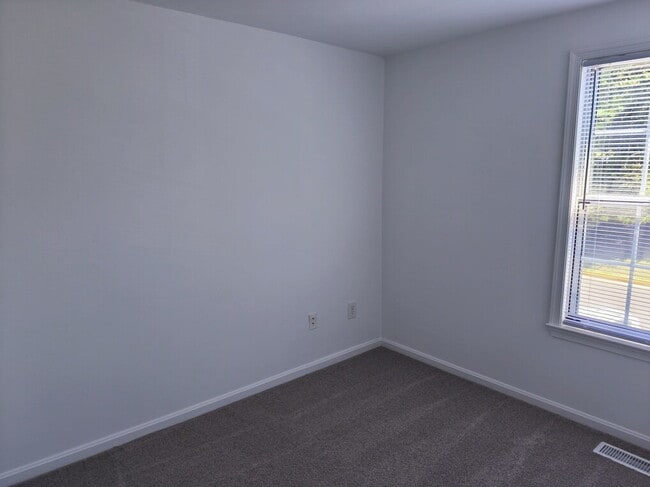 Building Photo - Spacious Alexandria Townhome in Convenient...