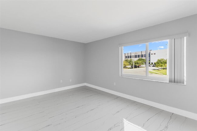 Building Photo - 5925 SW 36th Ct