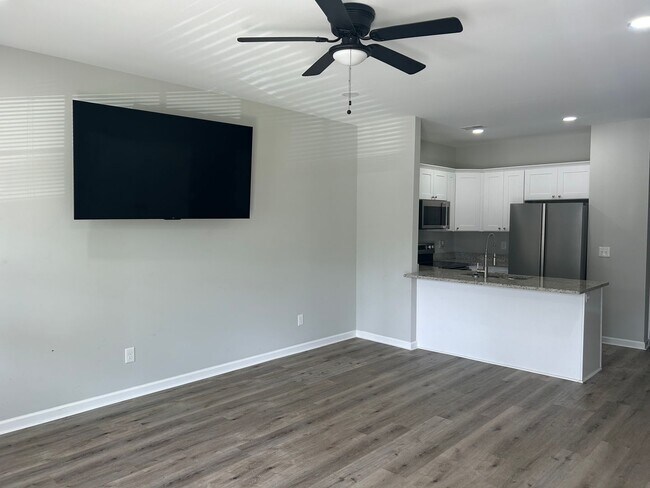 Building Photo - $1995  a Month For Lovely Duplex in Historic Melrose Heights