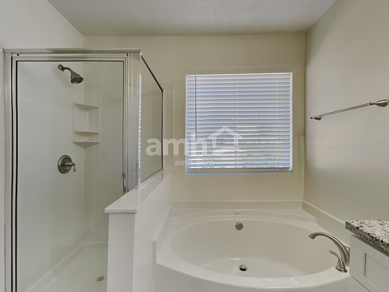 Building Photo - 215 Creekview Dr
