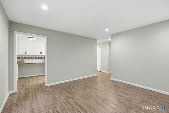 Building Photo - 42 Library Ln