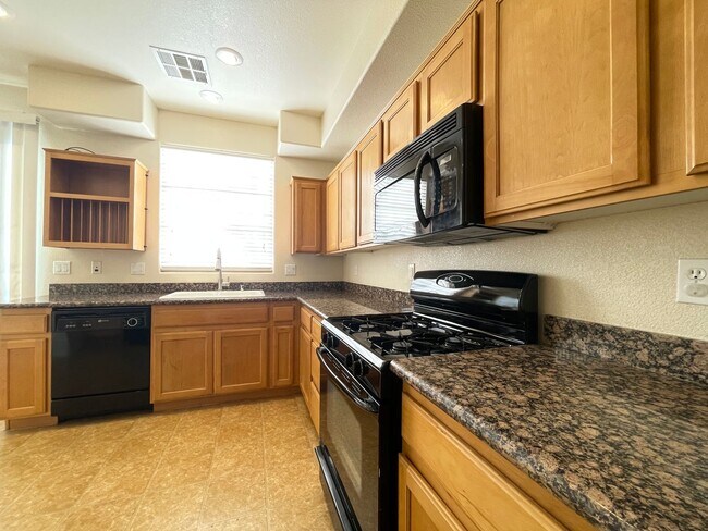 Building Photo - 3 Bedroom 2 1/2 Bath Home - Kitchen w/Gran...