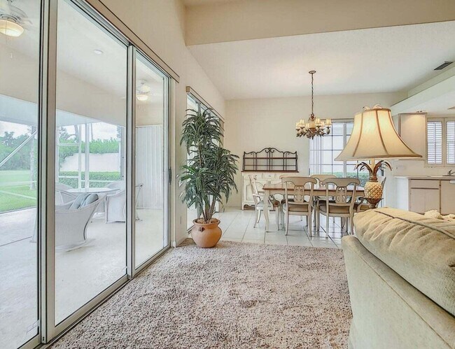 Building Photo - 8533 SE Palm Hammock Ln