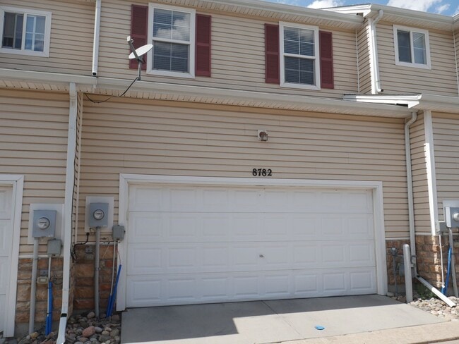 Building Photo - 3 Bed 2.5 Bath Townhome With AC Available ...