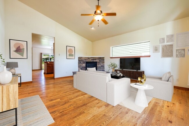 Building Photo - 3 Bed 2 Bath Single Home with wood floors ...