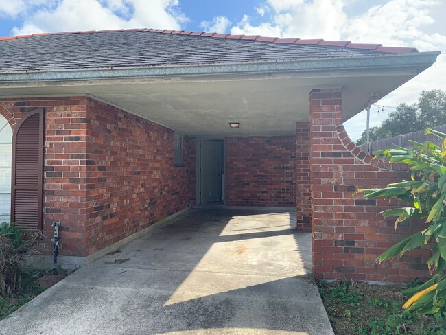 Building Photo - Metairie 3 Bedroom with Spacious Rooms and...