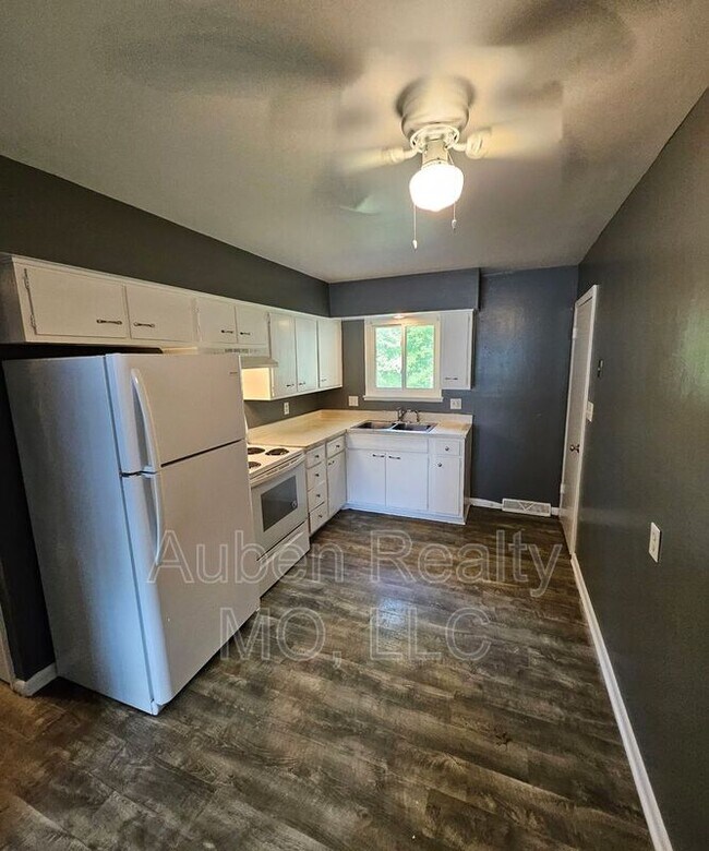 Building Photo - 5247 Hadley St