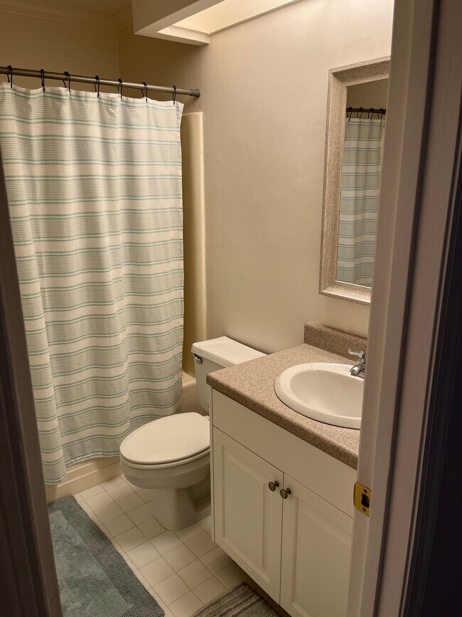 Hall full bath - 6501 Habersham St