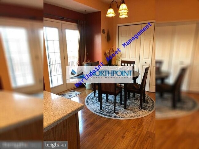 Building Photo - Nice, Sunny & Bright 3 Bedroom 2 full Bath...