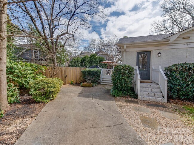 Building Photo - 3221 Sunset Dr