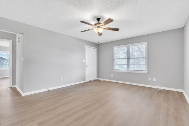 Building Photo - Discover Comfort and Convenience! Prime Bo...