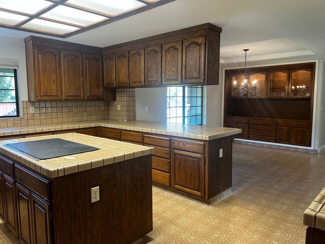 Building Photo - MORGAN HILL Expansive 6 bedroom, 4.5 bathroom home