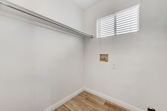 Building Photo - Spacious Henderson Four Bedroom!