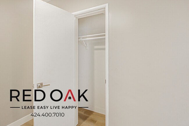 Building Photo - 15405 Vanowen St