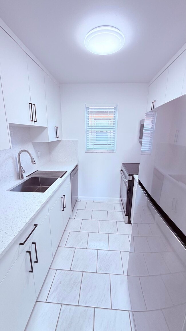 Building Photo - 600 SW 2nd Ave